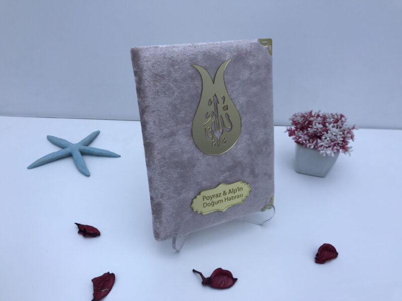 Kadife Kaplı Yasin Kitabı Pudra Pembesi Renk Pleksi isimli ve Allah Lafızlı 28