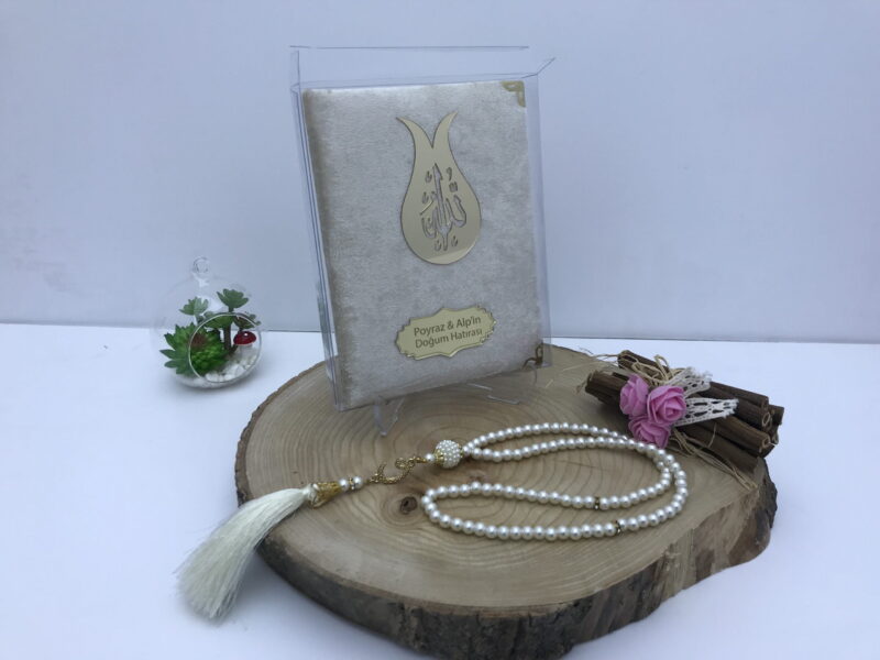 Kadife Kaplı Yasin Kitabı – Krem Renk Pleksi İsimli ve Allah Lafızlı Tesbihli Set 32