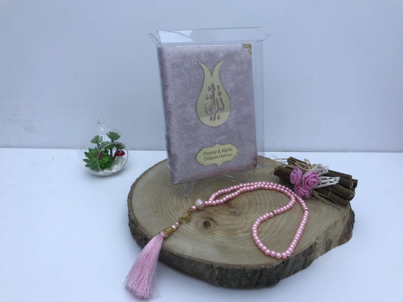 Kadife Kaplı Yasin Kitabı – Pudra Pembe Renk Pleksi İsimli ve Allah Lafızlı Tesbihli Set 33